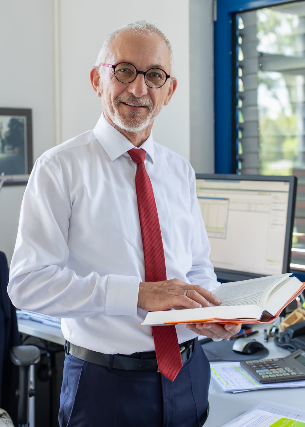 Steuerberater Hackel mit Buch